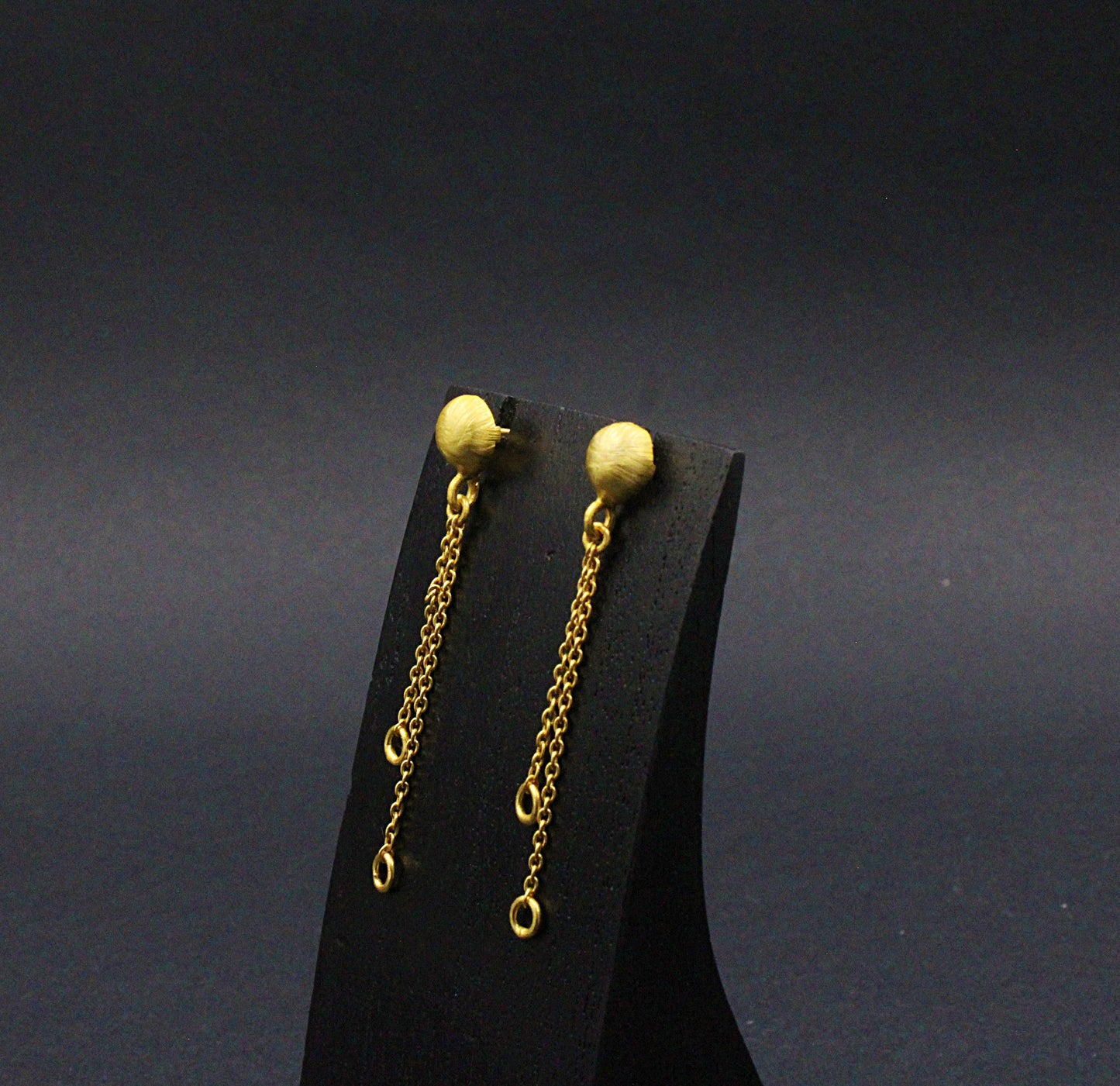 Gold plated BUTTON WITH CHAIN earring