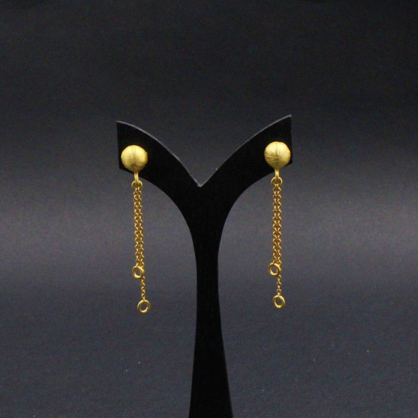 Gold plated BUTTON WITH CHAIN earring