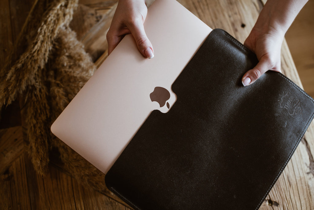 Skórzane etui na MacBook 13" Pro/Air - czarne