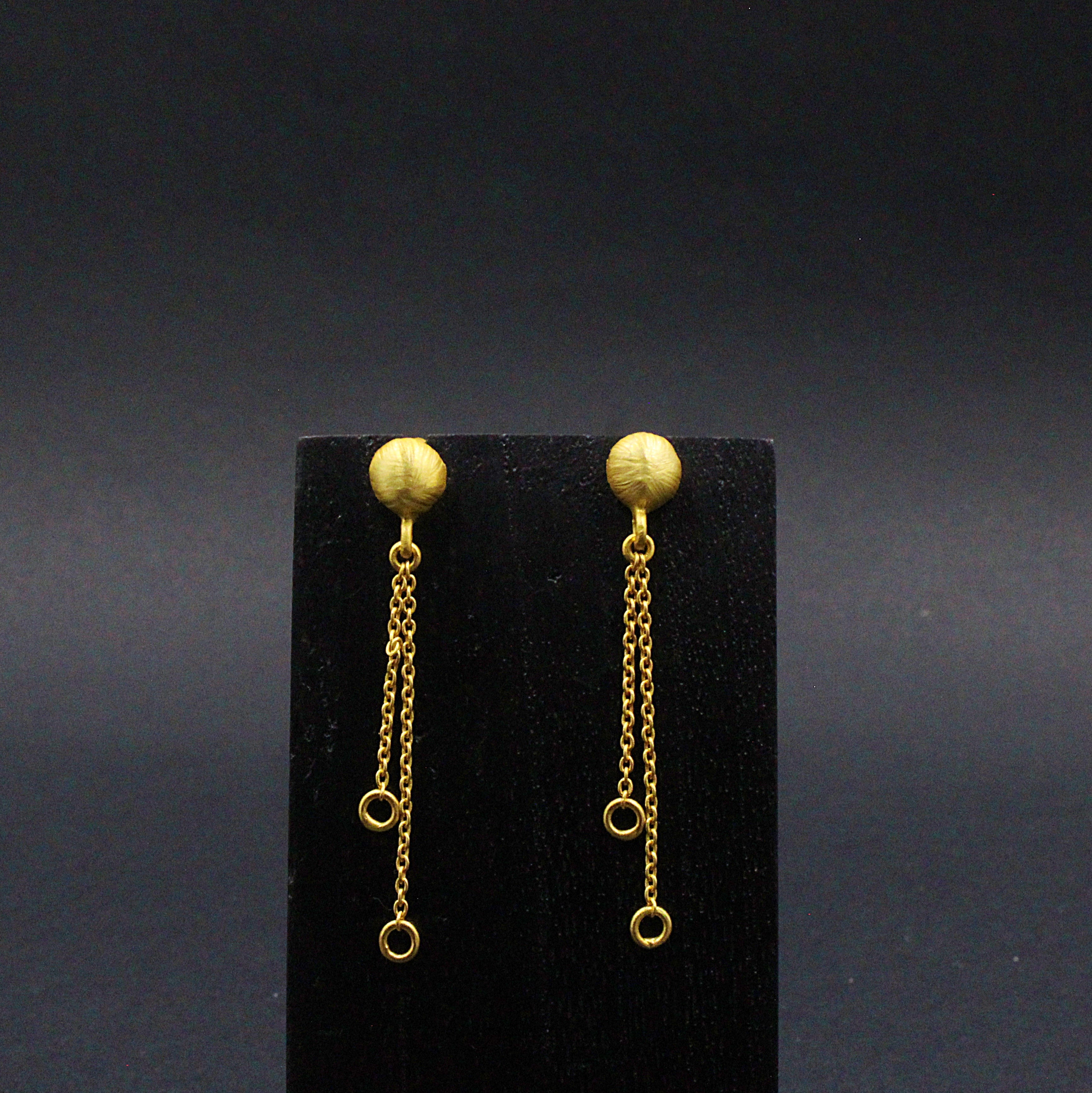 Gold plated BUTTON WITH CHAIN earring