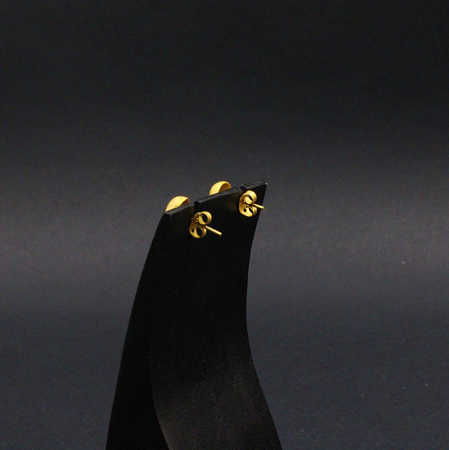 Gold plated BUTTON WITH CHAIN earring