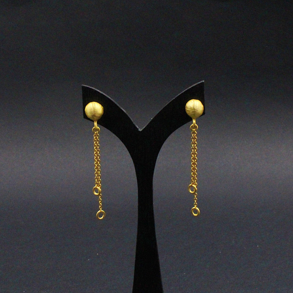 Gold plated BUTTON WITH CHAIN earring