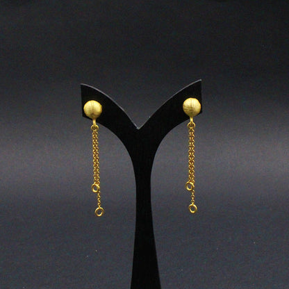 Gold plated BUTTON WITH CHAIN earring