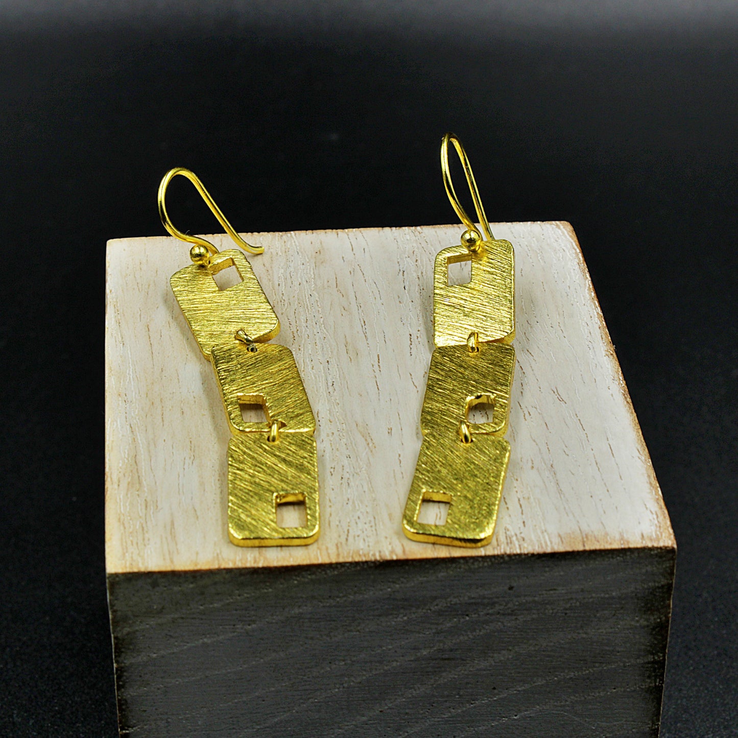 EL BESO gold plated earrings - Design with character